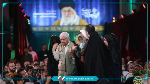 اهدای عبای رهبر شهید انقلاب به حاج صادق آهنگران